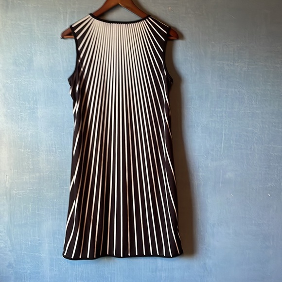 Sleeveless black and white dress - Picture 2 of 3